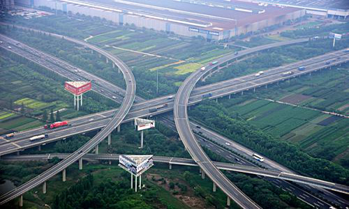 <b>工業(yè)級(jí)UPS電源在高速公路上的供電解決方案</b>